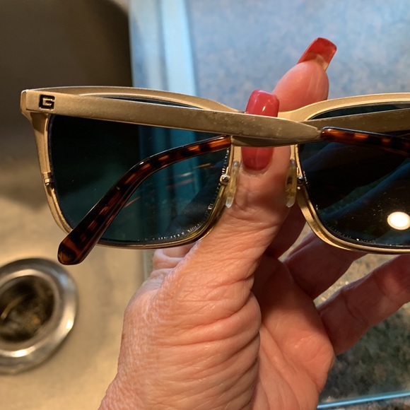 NWOT Guess gold sunglasses